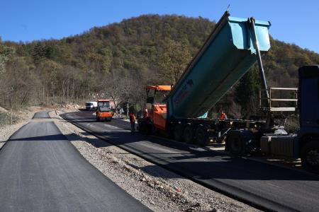 ASFALTIRANJE CESTE GRAHOVO BLOČICE 04 FOTO LJUBO VUKELIČ